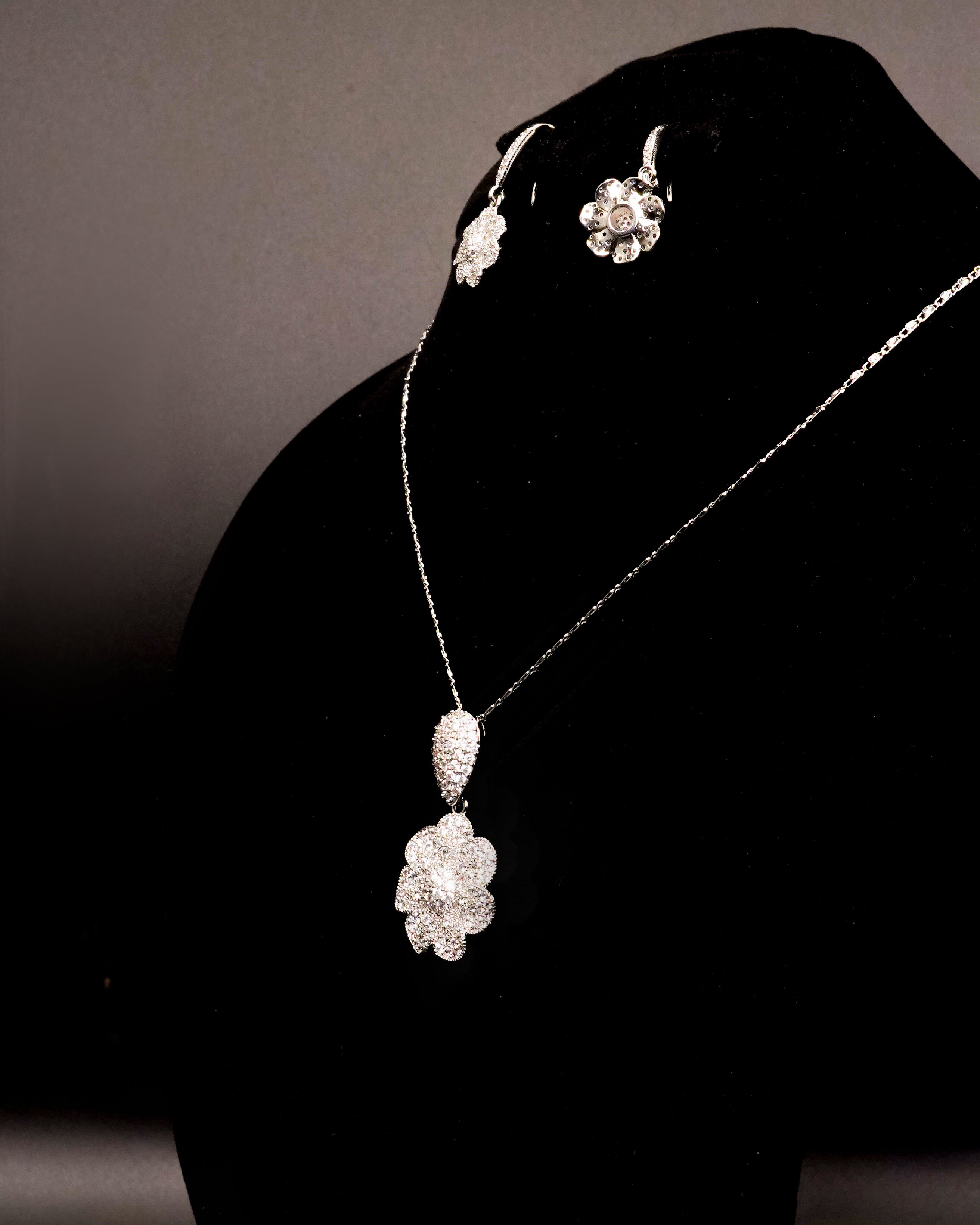 Elegand Flower Shaped Locket Set with Earrings LS-8