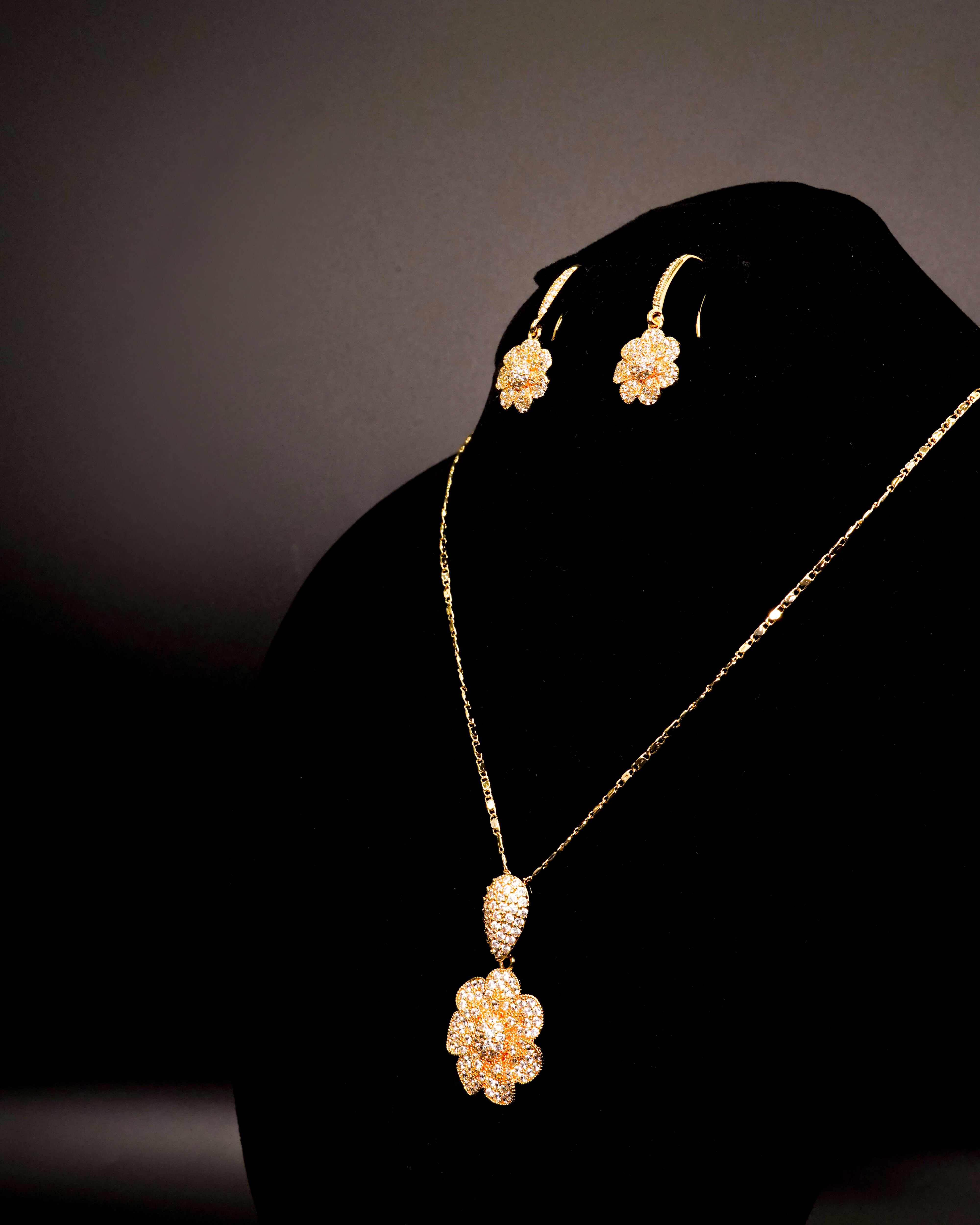 Elegand Flower Shaped Locket Set with Earrings LS-8